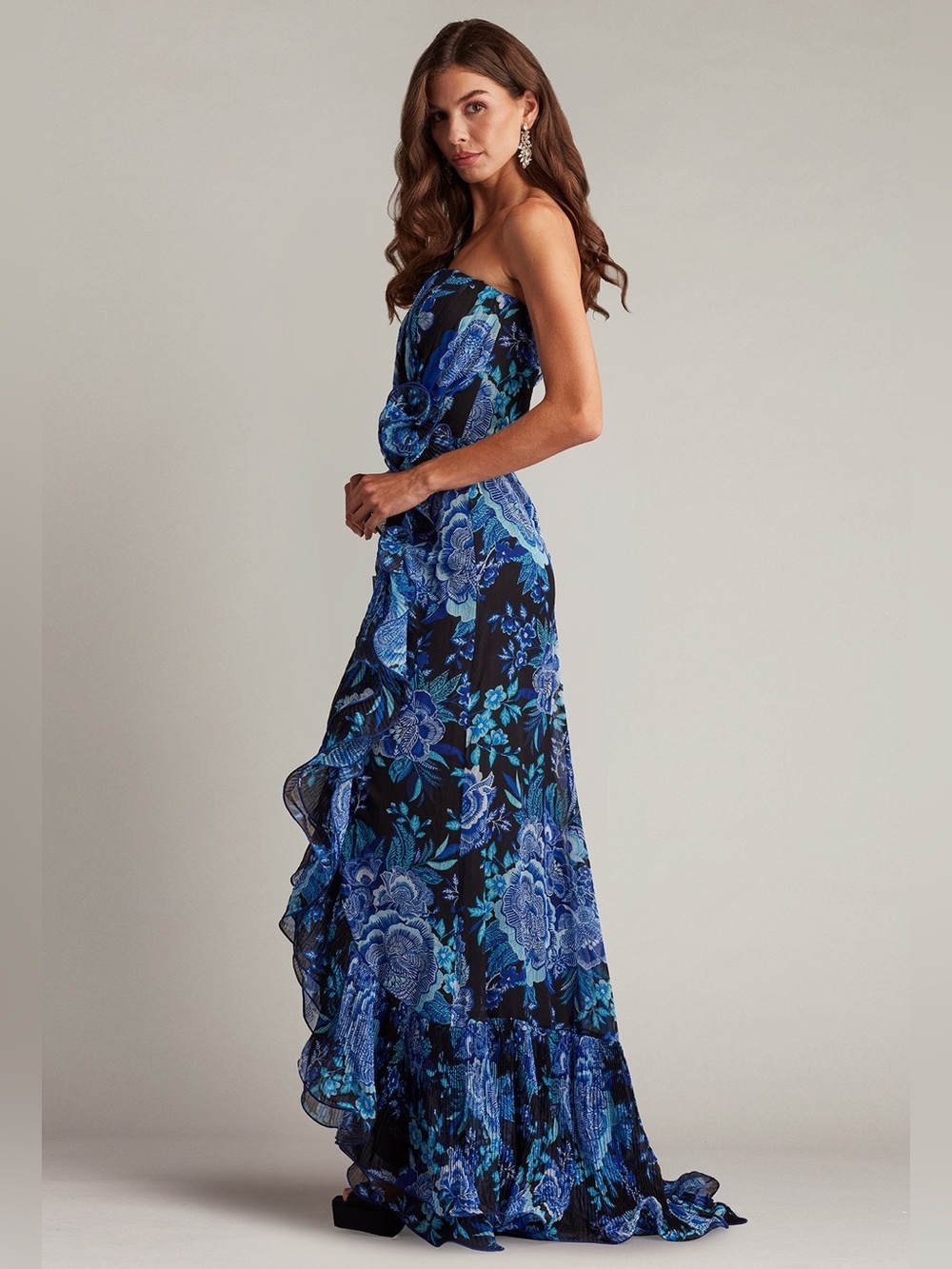 new Tadashi Shoji Morwenna Floral Print Ruffle Gown blue/black
CHW24386L-BKBFL - Picture 3 of 9